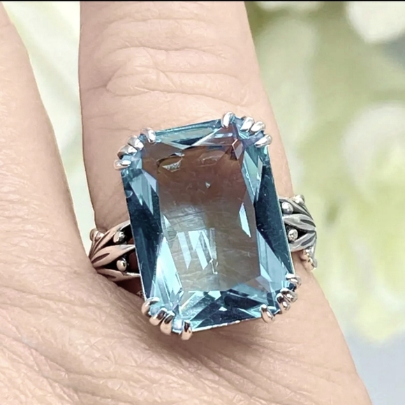 Jewelry - Elegant Blue Gemstone Ring